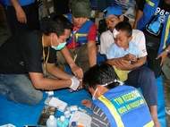Tim Kesehatan Kutai Kartanegara saat mengobati korban gempa